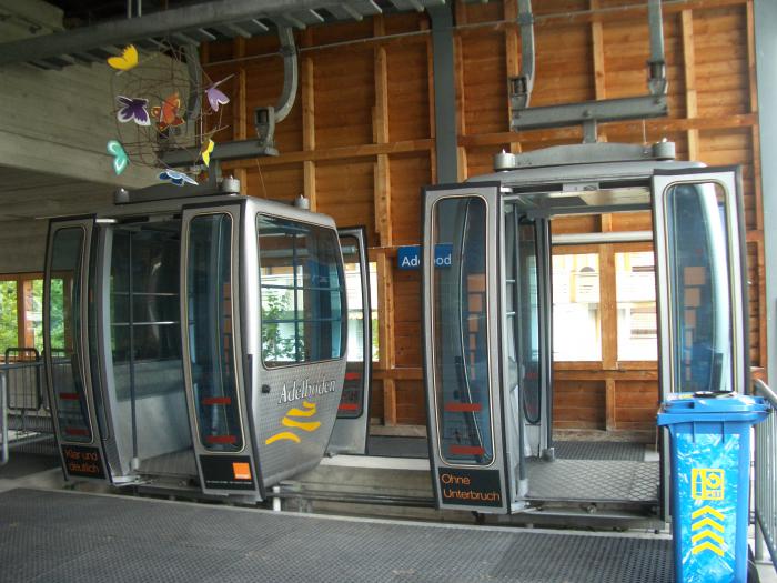 marciapiede della stazione a monte, cabina