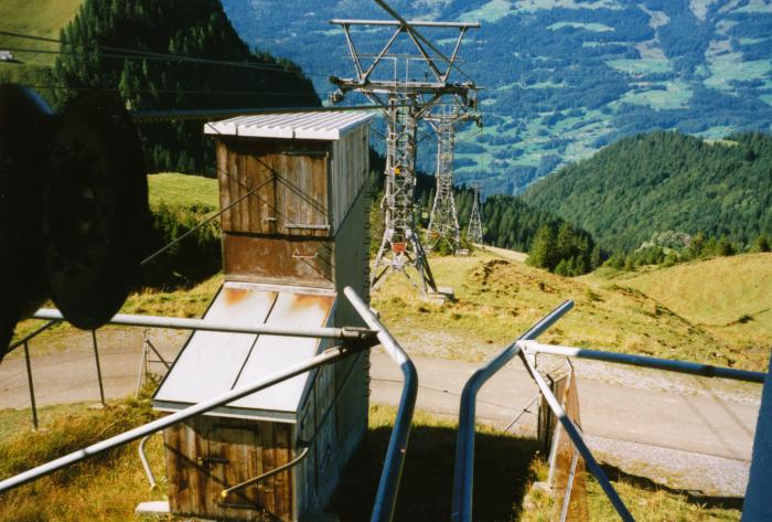 marciapiede della stazione a monte