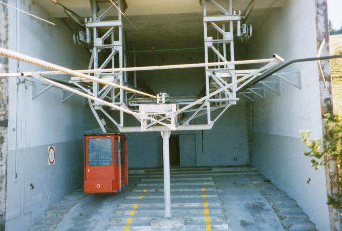 marciapiede della stazione a monte